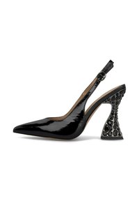 Czarne lakierowane szpilki slingback z pointed toe. Unikalny geometryczny obcas z teksturowanym wzorem. Regulowane zapięcie na kostkę.