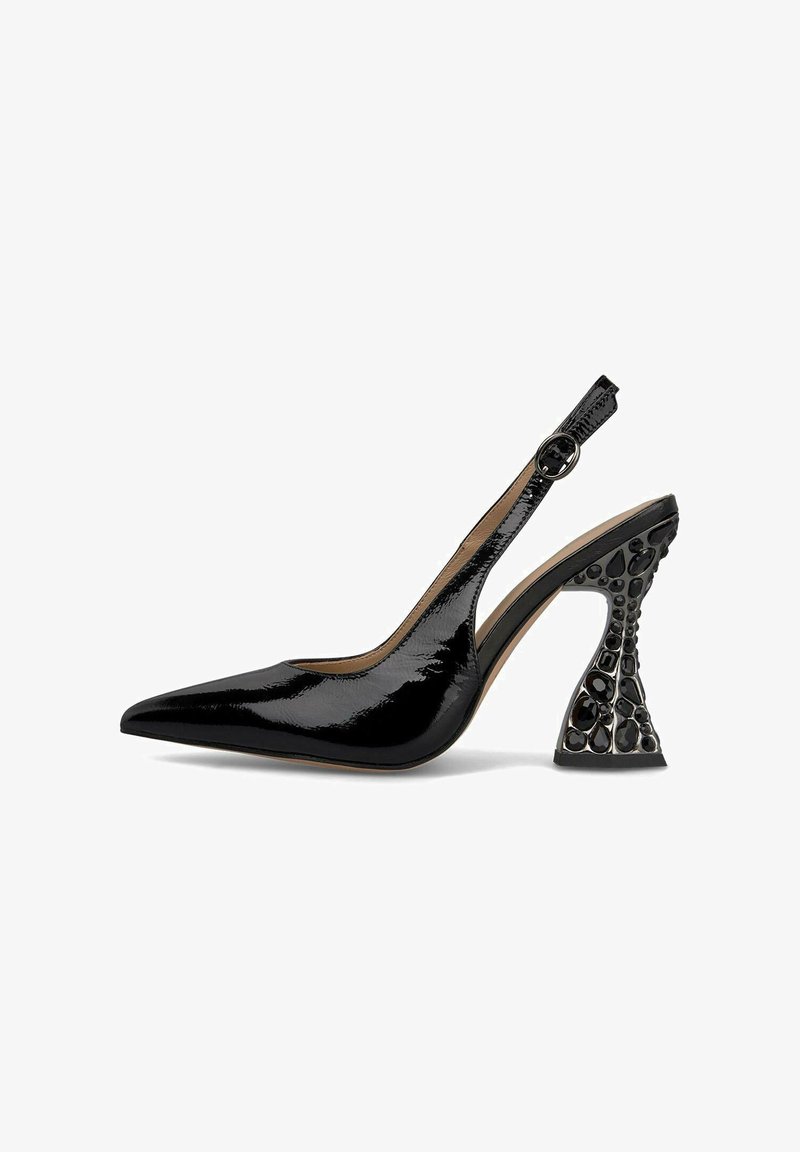 Décolleté in vernice nera con punta affilata. Tacco geometrico unico con design testurizzato. Cinturino alla caviglia regolabile.