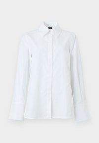 Άσπρο πουκάμισο με μακριά μανίκια, γιακά με μυτερή γωνία, κλείσιμο με κουμπιά μπροστά και ίσια τελείωμα. Κατασκευασμένο από λείο ύφασμα χωρίς σχέδια ή διακοσμητικά.