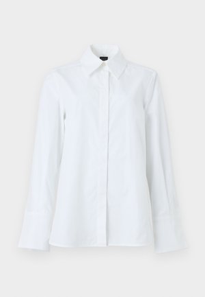 Bílá košile s dlouhými rukávy, špičatým límečkem, zapínáním na knoflíky vpředu a rovnou spodní linií. Vyrobena z hladké látky bez vzorů nebo ozdob.