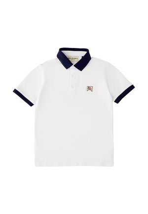 Polo bianca a maniche corte con colletto e bordi delle maniche blu navy, pattina con tre bottoni e piccolo logo rosso e nero sul petto.