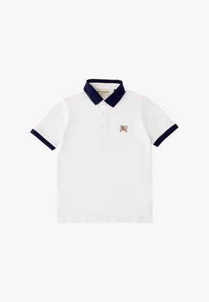 Polo bianca a maniche corte con colletto e bordi delle maniche blu navy, pattina con tre bottoni e piccolo logo rosso e nero sul petto.