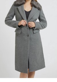 Abrigo de mezcla de lana gris con cuello de piel sintética, diseño de un solo botón y dos bolsillos frontales. Presenta un corte a la altura de la rodilla y una abertura lateral.
