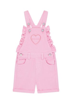 Salopette corta rosa per bambina con volant ai lati, bretelle regolabili, tasche frontali, bottoni metallici e toppa a forma di cuore con ricamo "GUESS".