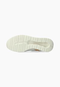 Semelle de chaussure avec une surface en caoutchouc blanc texturé, présentant des rainures horizontales et une légère courbure à la pointe pour plus de flexibilité.
