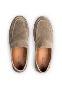 Suedesko i lys brun med sømdetaljer og et glat læderinteriør. Rund tåform, slip-on design og struktureret sål.