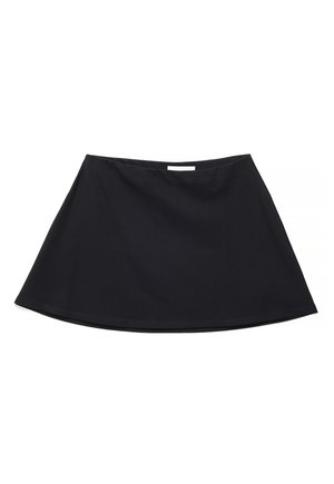 Čierna sukňa do písmena A s hladkou látkou a malou bielou štítkou vo vnútri v strede pásu, položená na bielom pozadí.