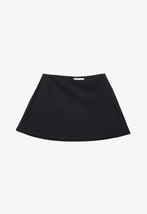 Musta A-linjainen hame, jossa on sileä kangas ja pieni valkoinen etiketti vyötärökaitaleen sisäpuolella keskellä, asetettuna tasaisesti valkoiselle taustalle.