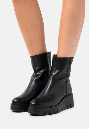 WONDERS, Bottines compensées - black