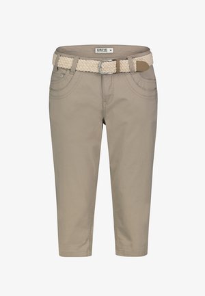 Beige verkürzte Hosen mit Vordertaschen und Gürtelschlaufen, kombiniert mit einem cremefarbenen gewebten Gürtel und silberner Schnalle.