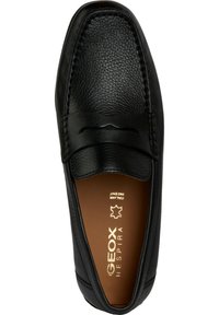 Mocassino in pelle nera con superficie texturizzata, caratterizzato da un design cucito, una cucitura rialzata nella parte anteriore e una soletta marrone con dettagli del marchio.