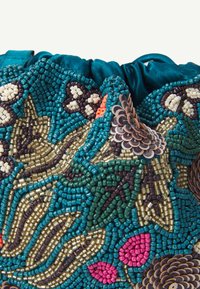 Sac à main en perles avec des motifs floraux délicats, présentant des perles teal, vertes, roses et métalliques, un haut en satin froncé et une surface texturée.
