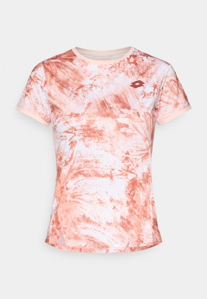 Kurzärmeliges T-Shirt in Hellrosa und Weiß, mit abstrakten orangen Pinselstrichmustern und einem kleinen Logo-Highlight auf der Brust.