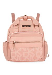 Mochila DKNY rosa con un diseño acolchado, bolsillo frontal con cremallera, correas ajustables y acento de logo. Presenta un bolsillo de malla lateral para almacenamiento adicional.