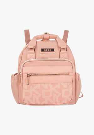 Mochila DKNY rosa con un diseño acolchado, bolsillo frontal con cremallera, correas ajustables y acento de logo. Presenta un bolsillo de malla lateral para almacenamiento adicional.