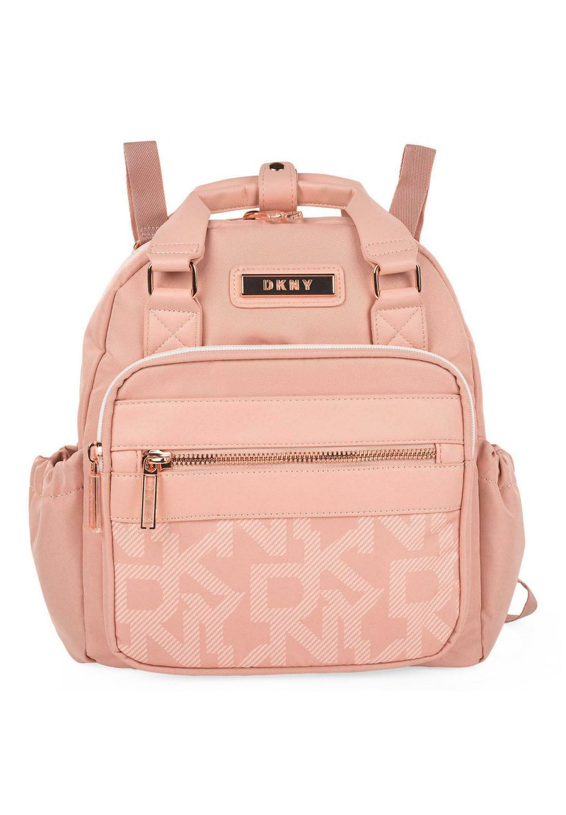 Mochila DKNY rosa con un diseño acolchado, bolsillo frontal con cremallera, correas ajustables y acento de logo. Presenta un bolsillo de malla lateral para almacenamiento adicional.