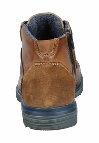 Brązowy skórzany i zamszowy botek za kostkę z tylnym zamkiem błyskawicznym, teksturowanymi panelami oraz czarną gumową podeszwą, wyposażony w miękką wełnianą podszewkę.