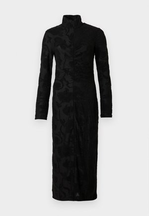Zwarte jurk met lange mouwen, voorzien van een hoge kraag, een getextureerd bloemenpatroon, een ritssluiting en een aansluitende pasvorm met drapeerdetails.