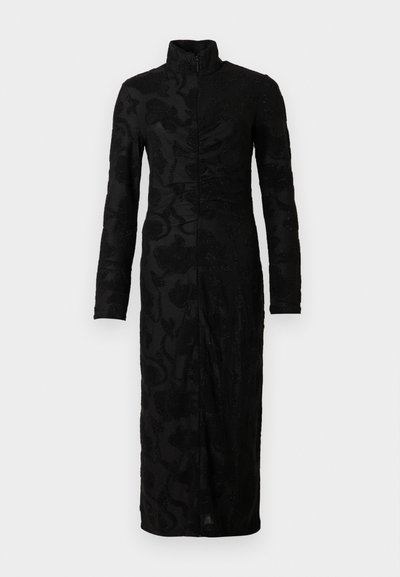 Fekete hosszú ujjú ruha, magas gallérral, mintás virágos textúrával, cipzáras záródással és testhezálló sziluettel, redőzött részletekkel.