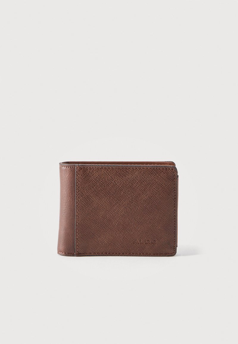 Portefeuille bifold en cuir brun texturé avec une bande en cuir lisse sur le côté gauche, logo embossé dans le coin inférieur droit.