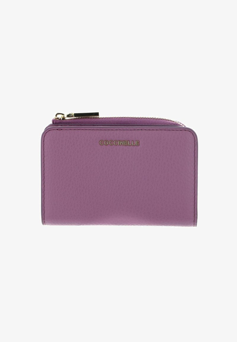 Portafoglio viola in pelle con cerniera, bordi arrotondati, cerniera dorata e logo COCCINELLE centrato sul davanti.