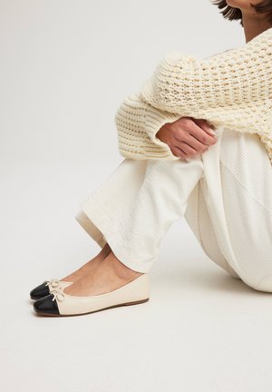 NA-KD CONTRAST TOE - Balerinke - offwhite black