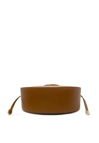 Ruskea nahkainen käsilaukku, pyöreä muoto, sileä pinta. Varustettu ohuella hihnalla ja minimalistisella designilla ilman näkyvää metalliosaa.