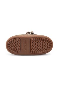 Bruine instapschoen met een gestructureerde rubberen zool en decoratieve gevlochten accenten. Zacht bovenschoenmateriaal met een comfortabele voering, ontworpen voor het comfort.