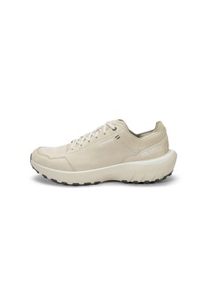 Scarpa da trekking in pelle beige a taglio basso con suola bianca, allacciatura anteriore, battistrada nero e marchio "Dolomite" sul lato del tallone.