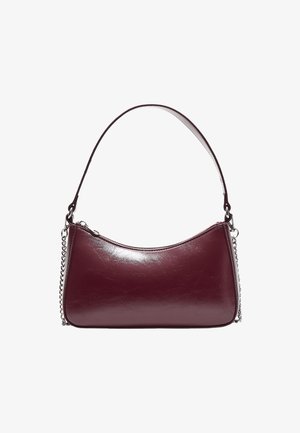 Burgundská kožená kabelka s zakřiveným tvarem, na zip a s řetízkem jako akcentem na popruhu. Hladký povrch s mírným leskem.