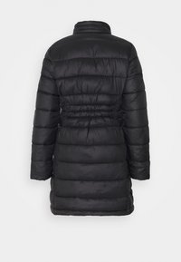 Černý péřový kabát s vysokým límcem, vybavený zúženým pasem a rovním lemem. Hladká textura s horizontálně prošívanými sekcemi.