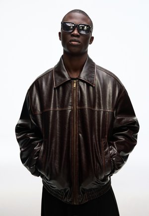 Bershka Imiteret læderjakke - dark brown