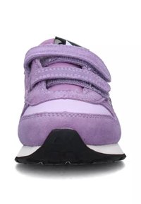 Sneaker in suede viola chiaro con tre fascette in velcro, dettagli bianchi, suola in gomma nera e punta arrotondata.