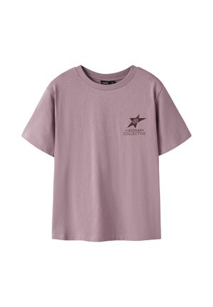 T-shirt in cotone rosa con maniche corte, scollatura tonda e un piccolo logo stampato con una stella e testo nella zona sinistra del petto.
