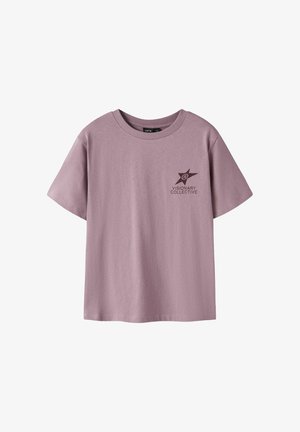 Rosafarbenes Baumwoll-T-Shirt mit kurzen Ärmeln, Rundhalsausschnitt und einem kleinen aufgedruckten Logo mit einem Stern und Text auf der linken Brustseite.