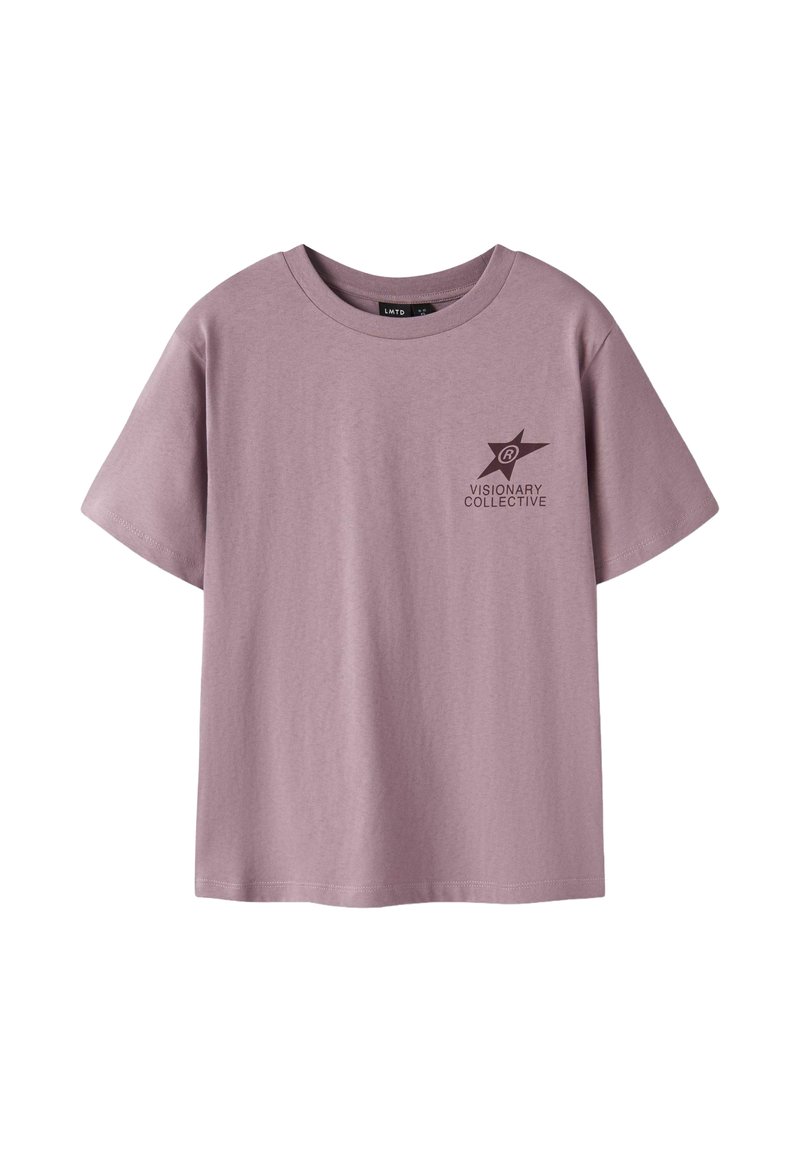 Camiseta de algodón rosa con mangas cortas, cuello redondo y un pequeño logo impreso que presenta una estrella y texto en el área del lado izquierdo del pecho.