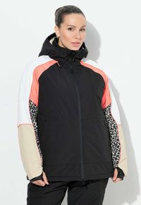 Černá péřová bunda s kapucí, zdobená korálovými, bílými a béžovými akcenty a vzorovaným detailem na rukávu. Materiál vypadá strukturovaně.