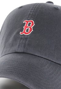 Gorra de béisbol navy hecha de algodón con visera curvada, que presenta un logotipo bordado en rojo con una "B" en la parte frontal. Detalles de superficie texturizada visibles.