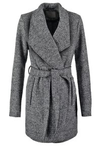 Manteau en laine gris à manches longues avec large col à revers, deux poches frontales et une ceinture assortie nouée à la taille.