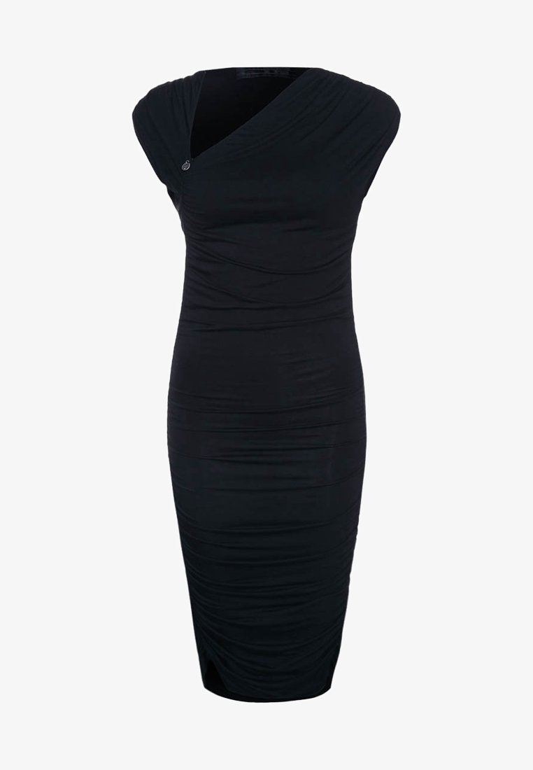 Robe noire sans manches, plissée, longueur genou, avec un décolleté asymétrique et un petit bouton sur une épaule.