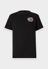 Zwart katoenen t-shirt met een ronde hals en korte mouwen, versierd met een kleurrijke grafische print op de linkerkant van de borst.