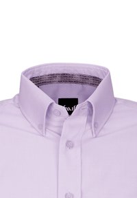 Chemise boutonnée lavande clair avec un col et un tissu texturé. Comprend une doublure de col intérieur à motif et une fermeture à boutons à l'avant.