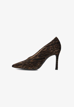 Chaussure à talon haut en imprimé léopard avec un bout pointu, en suède texturé, présentant un talon stiletto élancé et un design épuré.