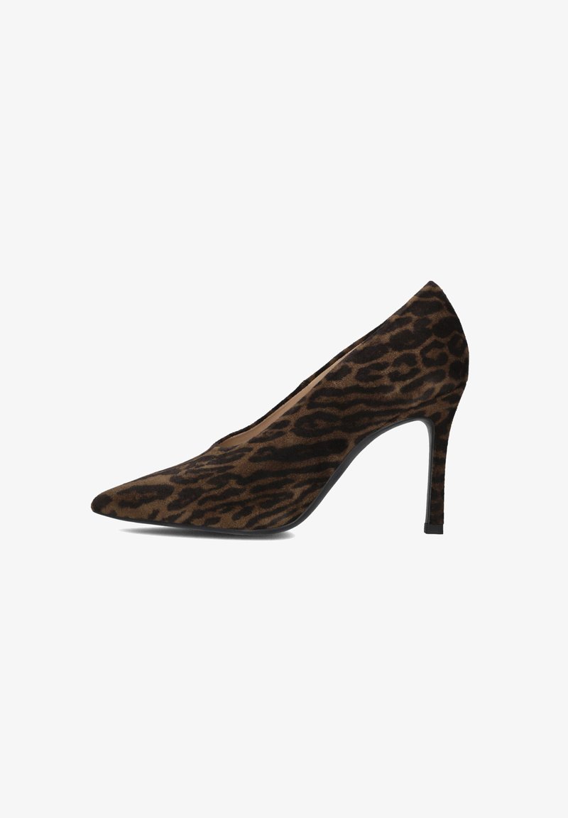 Chaussure à talon haut en imprimé léopard avec un bout pointu, en suède texturé, présentant un talon stiletto élancé et un design épuré.