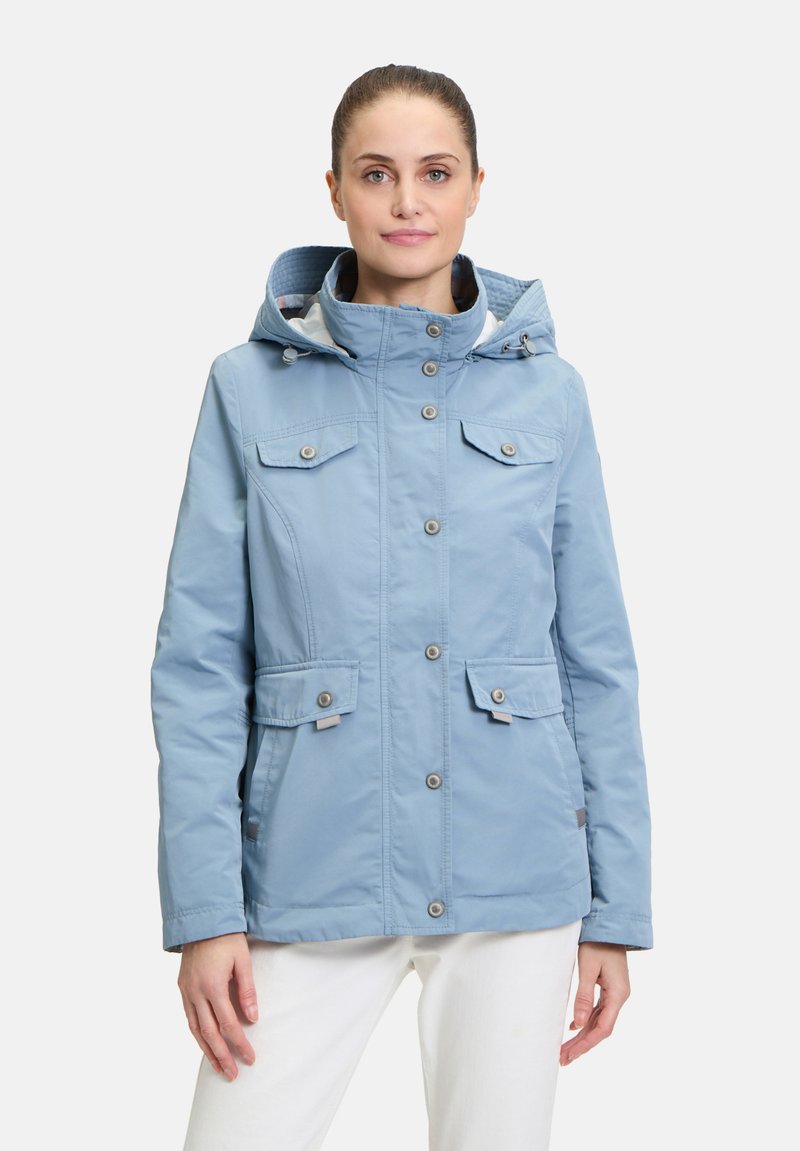 Helleblaue isolierte Jacke mit Kapuze, ausgestattet mit Knopfverschlüssen, zwei Brusttaschen und zwei Seitentaschen, aus glattem Außenmaterial gefertigt.