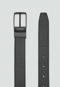 Zwarte riem met een gestructureerd oppervlak, voorzien van een matte zwarte rechthoekige gesp en vijf verstelgaten langs de riem.