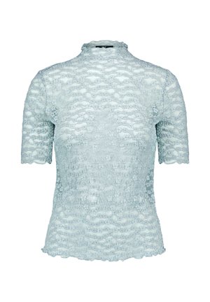 Blouse à manches courtes en dentelle bleu clair avec col haut et bords festonnés, présentant un motif floral et un tissu semi-transparent.