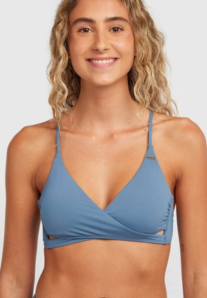 Jasnoniebieski trójkątny top bikini z cienkimi, regulowanymi ramiączkami, kopertowym krojem, wycięciami po bokach oraz subtelnym logo na lewym ramieniu.