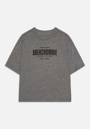 Grå T-shirt med kort ærme lavet af bomuldsblandingsstof. Funktionen inkluderer et sort trykt logo "ABERCROMBIE AND PITCH" med "NEW YORK" og "EST. 1892."