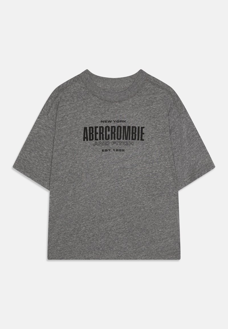 Grå T-shirt med kort ærme lavet af bomuldsblandingsstof. Funktionen inkluderer et sort trykt logo "ABERCROMBIE AND PITCH" med "NEW YORK" og "EST. 1892."